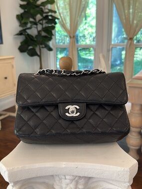 Chanel Classic Flap Medium Black Caviar leather Silver HW Authentic Iconic